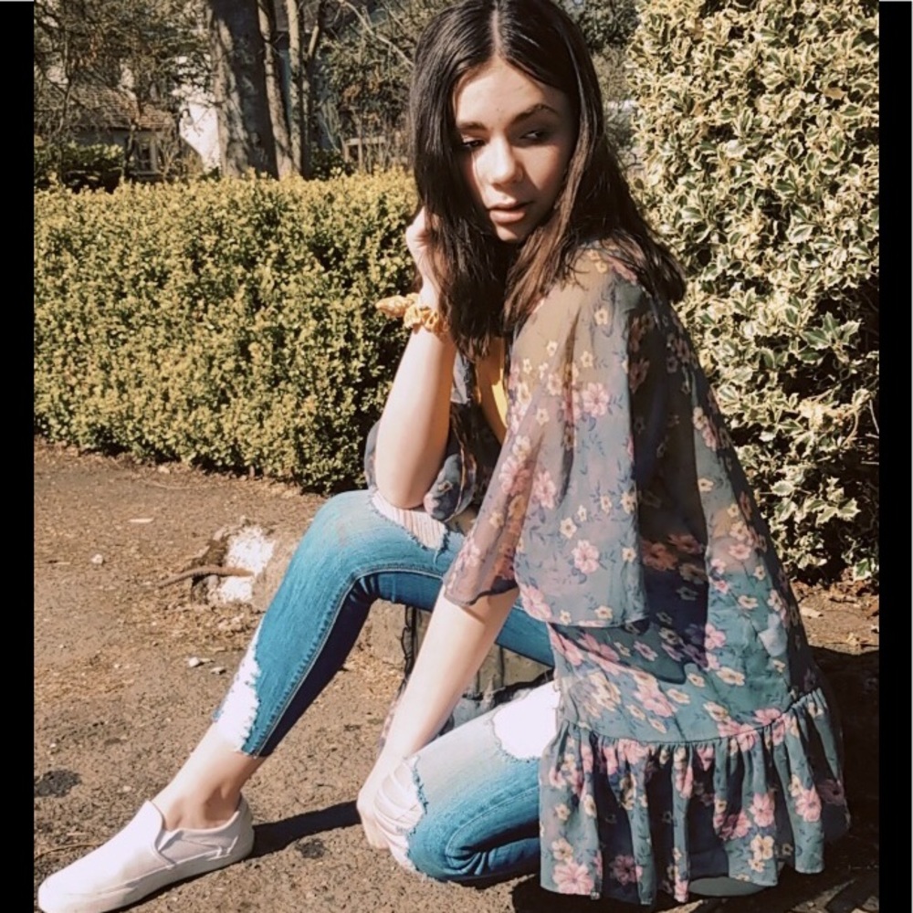 American Eagle Outfitters Floral Sheer Cardigan!🌺